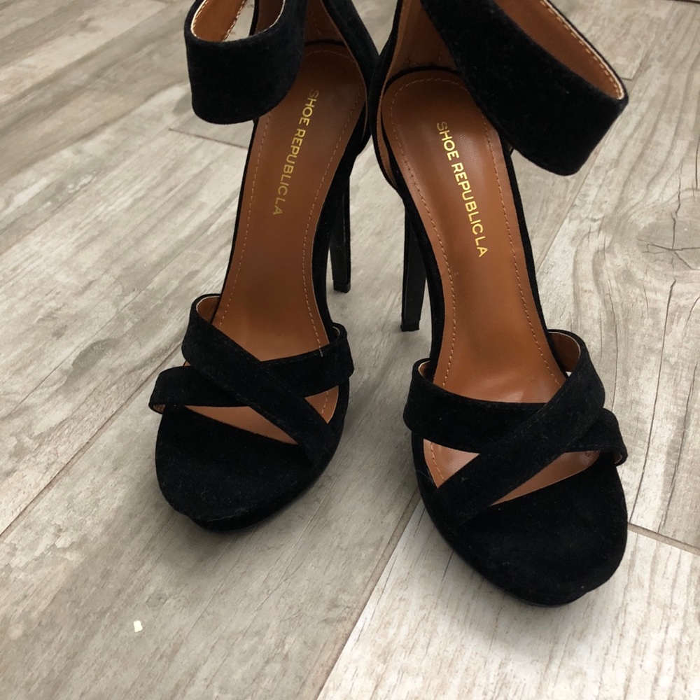 New black platform pumps with ankle strap